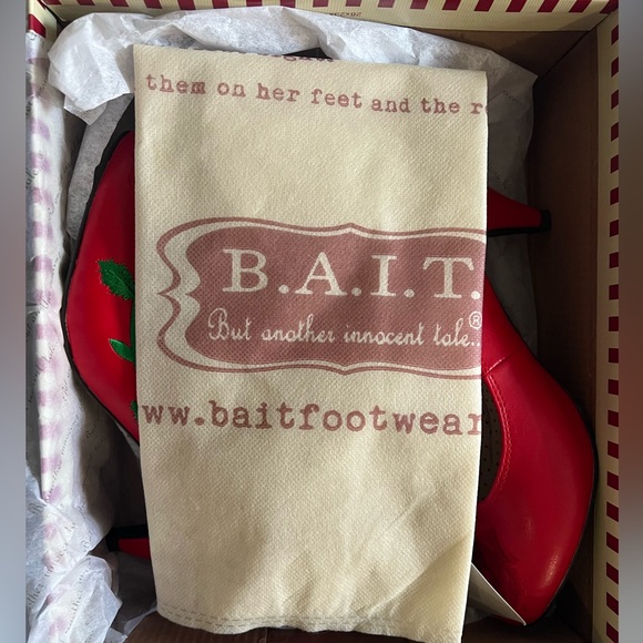 Unique Vintage Red Rose Embroidered Heels Size 7.5 B.A.I.T Footwear - Picture 9 of 9